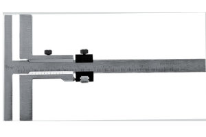 Anreißmessschieber bis zu einem Messbereich von 500 mm, mit oder ohne Feineinstellung. Ablesung 0,05mm mit Nonius. Anreißmessschieber bis zu einem Messbereich von 500 mm, mit oder ohne Feineinstellung. Ablesung 0,05mm mit Nonius.