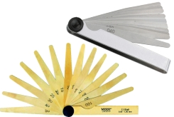 Fühlerlehren mit einer Dicke von 0,05 mm bis 2,0 mm. Fühlerlehrensätze mit unterschiedlicher Anzahl Fühlerlehren, konischer Blattform und einer Länge der Fühlerlehrenblätter von 100 mm. In den Ausführungen: gehärteter Federbandstahl und rostfreier Stahl Fühlerlehren mit einer Dicke von 0,05 mm bis 2,0 mm. Fühlerlehrensätze mit unterschiedlicher Anzahl Fühlerlehren, konischer Blattform und einer Länge der Fühlerlehrenblätter von 100 mm. In den Ausführungen: gehärteter Federbandstahl und rostfreier Stahl