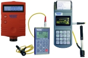 Portable Härtemessgeräte Härtemessgeräte, Durometer Shore für weiche Materialien und für universellen Einsatz Rockwell, Vickers, Brinell. Handgeräte für den mobilen Einsatz, zur Härteprüfung, z.B. im Wareneingang Wareneingangskontrolle oder im Labor. Für die schnelle und zuverlässige Messung der Materialhärte vor Ort. Portable Härtemessgeräte Härtemessgeräte, Durometer Shore für weiche Materialien und für universellen Einsatz Rockwell, Vickers, Brinell. Handgeräte für den mobilen Einsatz, zur Härteprüfung, z.B. im Wareneingang Wareneingangskontrolle oder im Labor. Für die schnelle und zuverlässige Messung der Materialhärte vor Ort.